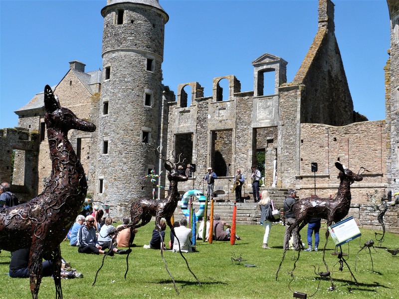 present 3 works by Didier Dantras in the photo